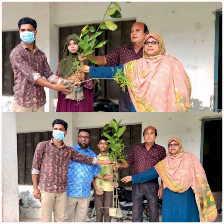 ছাএ ছাএীদের মাঝে গাছের চারা তুলে দেওয়ার মাধ্যমে বৃক্ষ রোপন  কর্মসূচি পালন করা হয়