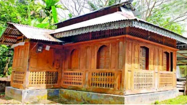 দক্ষিণ এশিয়ার একমাত্র কাঠের তৈরি শিল্পসমৃদ্ধ দৃষ্টিনন্দন মুসলিম স্থাপত্যকলা।