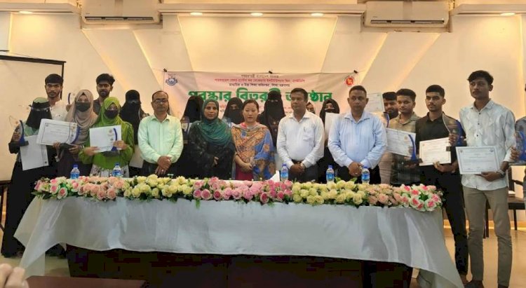 হোমনায় বৃত্তিপ্রাপ্ত মেধাবী শিক্ষার্থীদের মাঝে পুরস্কার বিতরণ