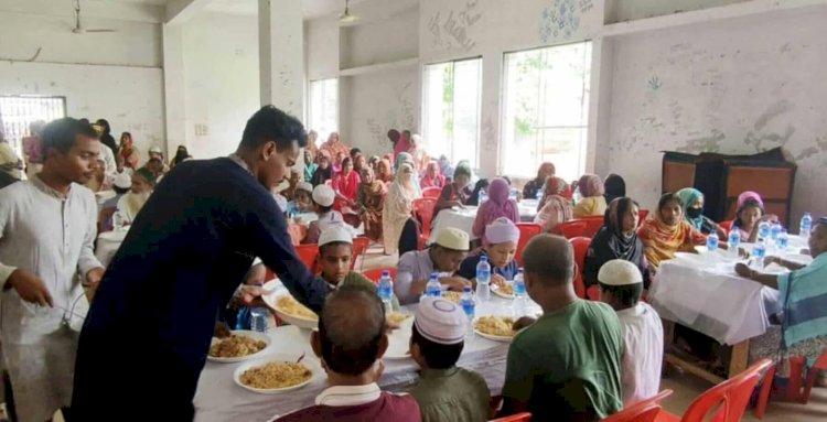 নওগাঁয় সামাজিক সংগঠনের উদ্যোগে দরিদ্র মানুষের মাঝে ১টা কায় একবেলা খাবারের ১৫০তম সপ্তাহ পালিত