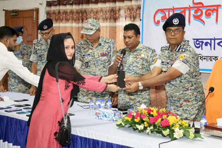 ঢাকার উত্তরা এপিবিএনের সাইবার অভিযানে ৯১টি মোবাইল ফোন উদ্ধার, মালিকদের কাছে হস্তান্তর