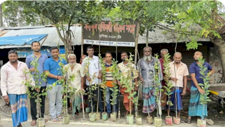 কেশবপুরে চারুপীঠ একাডেমির উদ্যোগে  প্রতিবন্ধীদের মাঝে গাছের চারা বিতরণ