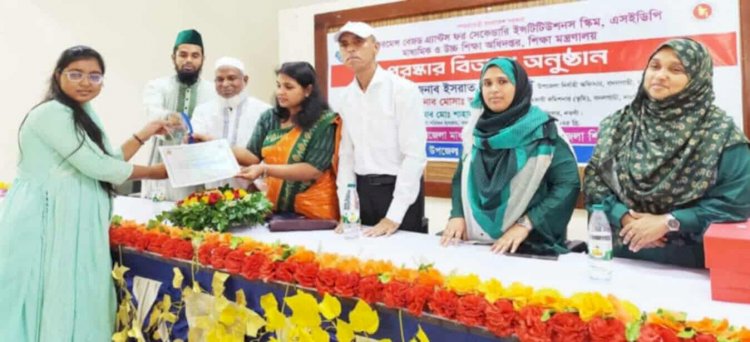 নওগাঁয় মাধ্যমিক শিক্ষা মন্ত্রণালয়ে উদ্যোগে ৩৬ জন শিক্ষার্থীদের মাঝে ক্রেষ্ট সাটিফিকেট চেক বিতরণ