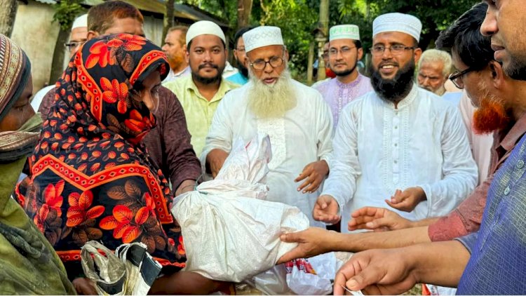 কেশবপুর জামায়াতে ইসলামীর উদ্যোগে অসহায় মানুষের মাঝে খাদ্যসামগ্রী বিতরণ করা হয়।