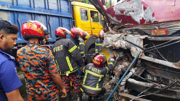 রাজবাড়ীর কালুখালীতে বাস-ট্রাক  মুখোমুখি সংঘর্ষে আহত ২২