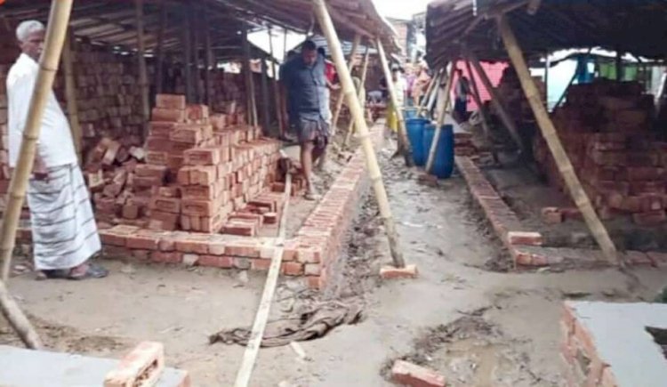 নওগাঁর মান্দা দেলুয়াবাড়ী  হাটের কাপড় পট্রির এলাকায় সরকারি জমিতে স্থাপনা নির্মাণঅর্ধকোটি টাকার বাণিজ্যের অভিযোগ