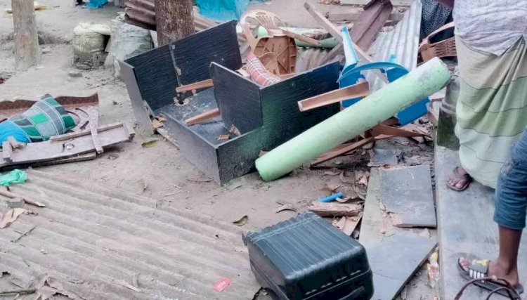 দিনাজপুর চিরিরবন্দরে জমি নিয়ে বিরোধের জের ধরে প্রতিপক্ষের বাড়িতে হামলা, লুটতরাজ ও ভাঙচুরের ঘটনা ঘটেছে