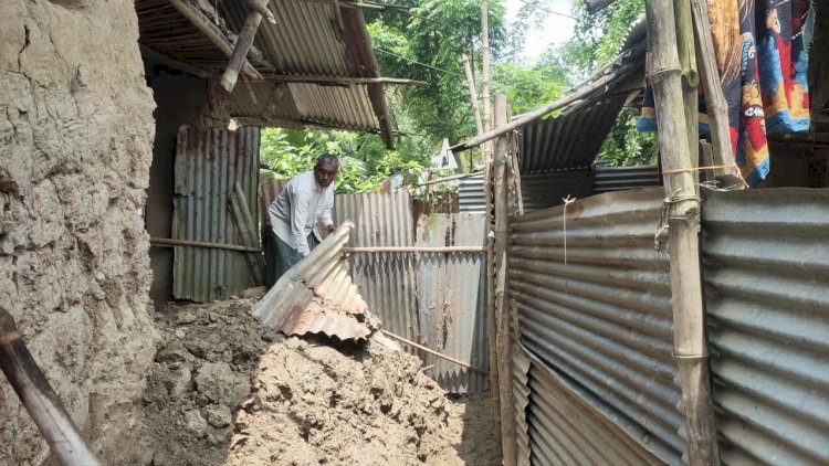 রাজশাহী মোহনপুরে ঘন বর্ষণে বসতভিটা ধসে গেল, সহায়তা চাইলেন মোহনপুরের মুখলেসুর রহমান