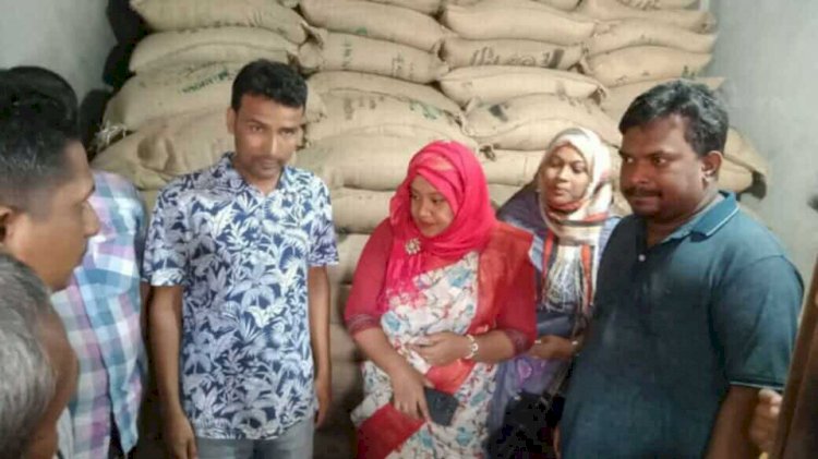 নওগাঁর মান্দায় খাদ্যবান্ধব কর্মসূচির আওতায় স্বল্পমূল্যে চাল বিক্রয় কার্যক্রমের উদ্বোধন করেন মোছাঃ আখতার জাহান সাথী