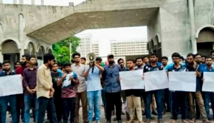 শাহবাগে প্রকৌশল শিক্ষার্থীদের হামলার প্রতিবাদে পাবিপ্রবি শিক্ষার্থীদের মহাসড়ক অবরোধ