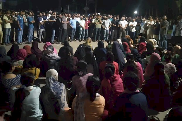 রাতভর সড়ক অবরোধ; বাংলাদেশ কৃষি বিশ্ববিদ্যালয়ে দুটি অনুষদে সমন্বিত ডিগ্রি চালুর দাবিতে