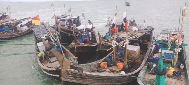 আরাকান আর্মি আটকের পূর্বে ১২২ জেলে ২৯ ফিশিং বোট আটক করছে কোস্ট গার্ডের