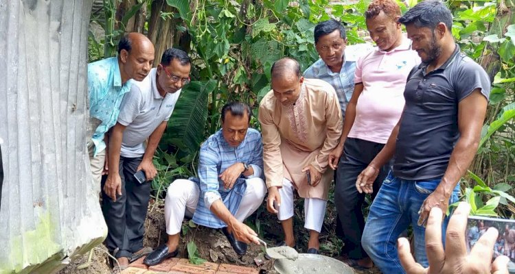 নওগাঁর মান্দা ভালাইন লক্ষ্মীরামপুরে ১৩০ বছরের বৃদ্ধার পাশে বিএনপি নেতা মতিন