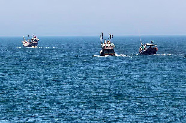 সাগর থেকে আরও ১৮ বাংলাদেশি জেলেকে ধরে নিয়ে গেছে আরাকান আর্মি