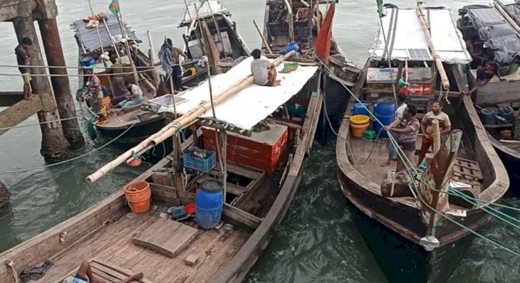 সেন্টমার্টিন  বঙ্গোপ সাগরে মাছ শিকার রত ১৮ জেলে সহ ৩ ফিশিং বোট ধরে নিয়ে গেল আরাকান আর্মি