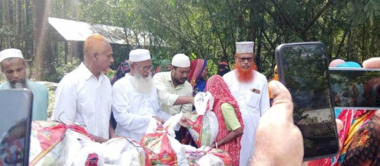 কেশবপুরের সুফলাকাটি ইউনিয়নে বন্যাতদের  মাঝে জামাতের খাদ্য সামগ্রী বিতারন