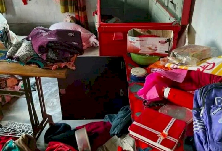 নওগাঁর মহাদেবপুর ১০ নং ভীমপুর রানী পুকুর গ্রামে বিএনপি নেতা আব্দুল হামিদের বাড়ীতে ডাকাতি