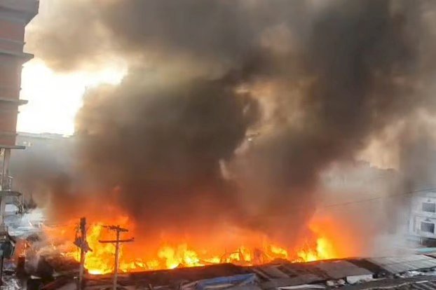 গাজীপুরে চান্দনা চৌরাস্তার কাঁচাবাজারে অগ্নিকাণ্ড