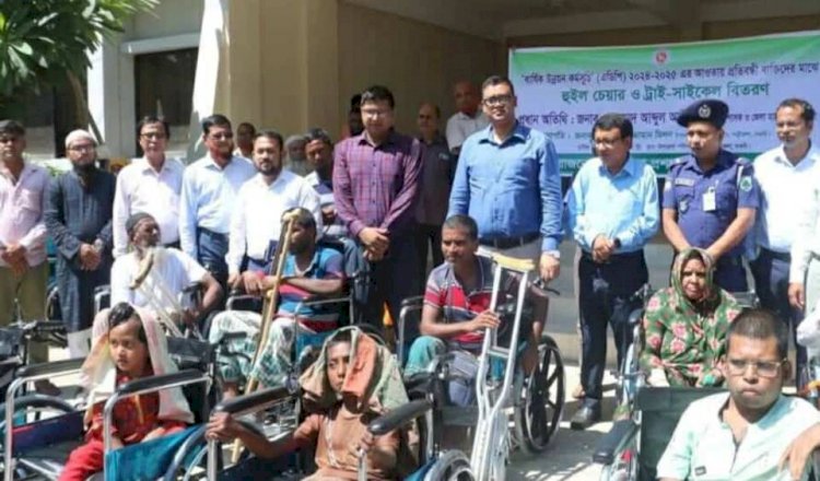 নওগাঁর পত্নীতলায় প্রসাশনের সহযোগিতায় অসহায় ১৫ জন প্রতিবন্ধী মাঝে  হুইল বিতরণ