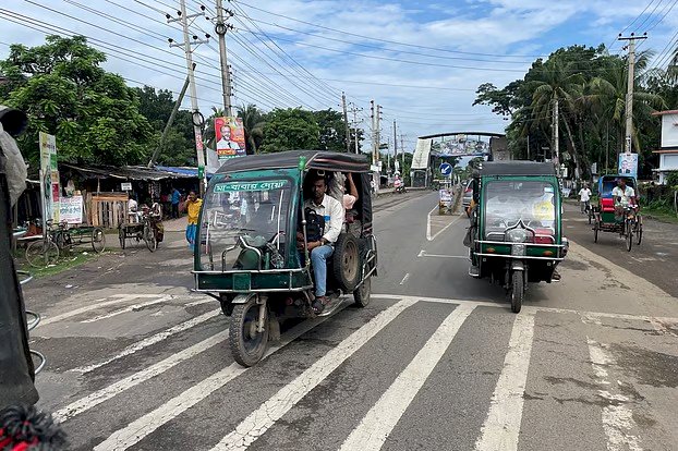 বাগেরহাটে হরতালের প্রভাব সীমিত; স্থানীয় গাড়ি চলাচলে মহাসড়কের দুর্ভোগ কমেছে।