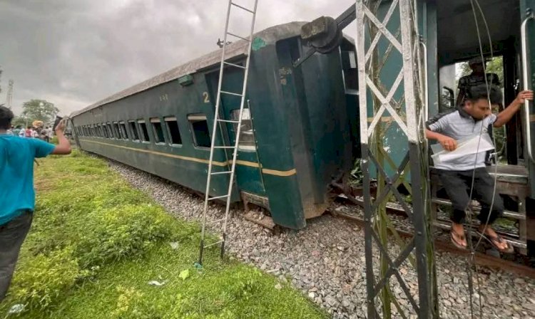 পদ্মরাগ কমিউটার ট্রেনের পাঁচটি বগি লাইনচ্যুত, রেল যোগাযোগ বন্ধ