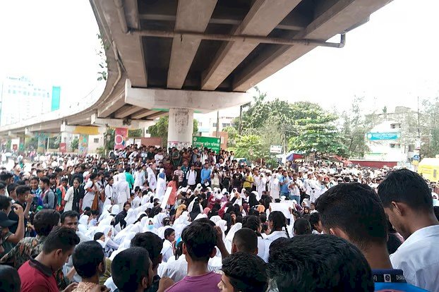 চার দাবিতে সাতরাস্তা মোড় অবরোধ কারিগরি শিক্ষার্থীদের