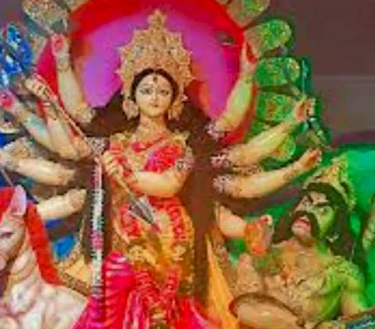 তৈরি হচ্ছে প্রতিমা, কুমারা ব্যস্ত প্রতিমা তৈরি করতে