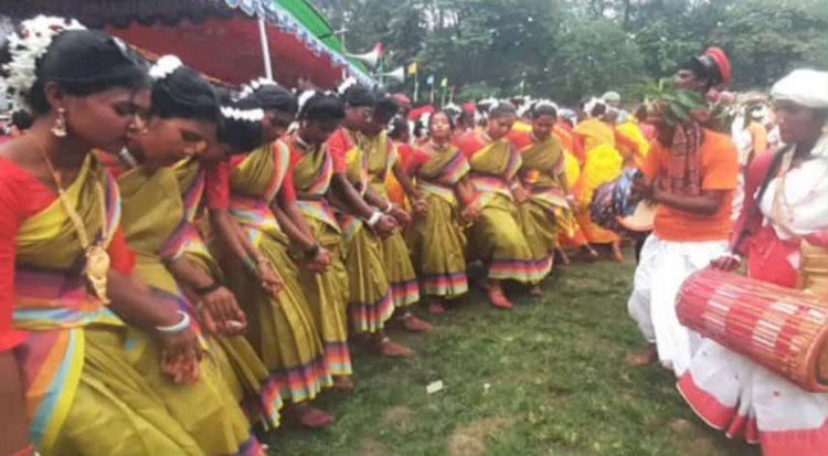 নওগাঁর মহাদেবপুর ডাকবাংলা মাঠে  ঐতিহ্যবাহী নৃগোষ্ঠী আদিবাসীদের কারাম উৎসব পালিত