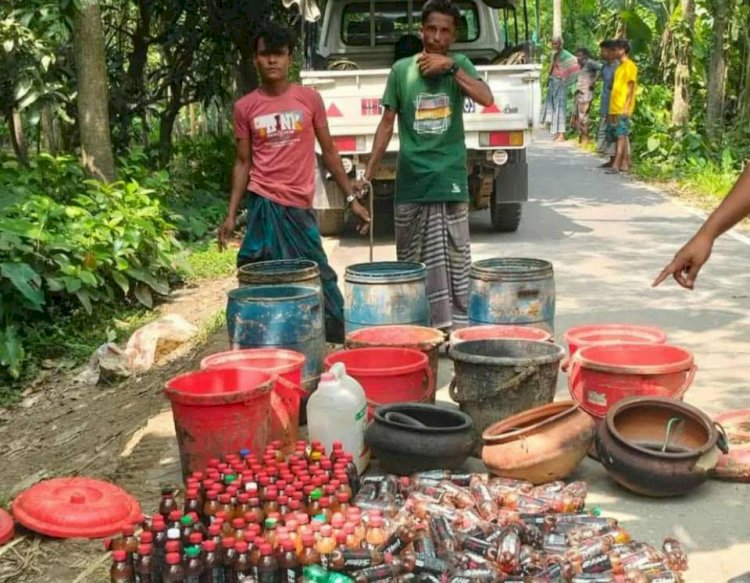নওগাঁর মহাদেবপুর বিনোদপুরে সেনাবাহিনীর অভিযান চালিয়ে চোলাই মদসহ তোফায়েল ও ললিত নামে ২ জন আটক