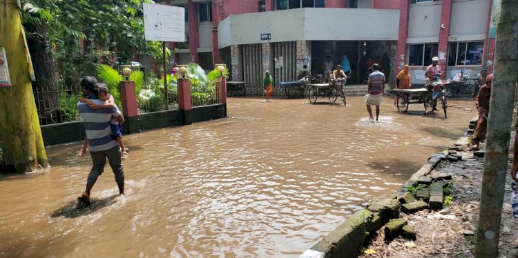 রাজশাহী পুঠিয়া হাসপাতালে জলাবদ্ধতা নিরসন রোগীদের ভোগান্তি দূর করলেন সহকারী কমিশনার (ভূমি)