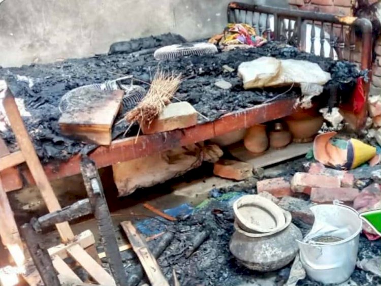 নওগাঁর মান্দা কৃষ্ণপুরে দূর্গাপূজার আগেই  কার্তিক চন্দ্রের বাড়িতে অগ্নিকাণ্ড প্রায় ১২ লাখ টাকা ক্ষতি
