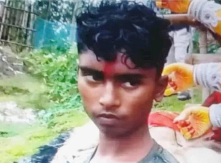 নওগাঁর আত্রাই নদীতে দূর্গাপ্রতিমা বিসর্জনের সময় নৌকা থেকে পড়ে রনি নামে এক কিশোর নিখোঁজ