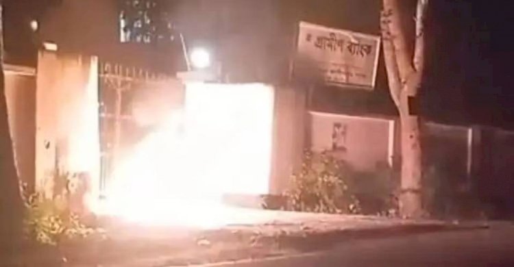 নওগাঁর রানীনগ গহেলাপুর এলাকার  গ্রামীণ ব্যাংকের দরজার সামনে আগুন দিয়েছে দুবৃর্ত্তরা