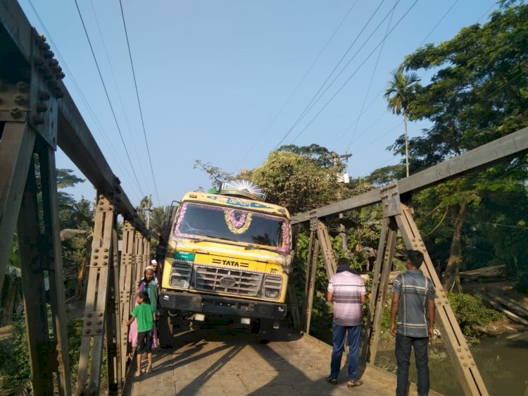 পটুয়াখালী মির্জাগঞ্জ মহাসড়কের গাবতলার বেইলি ব্রিজ মালবাহী ট্রাকসহ দূর্ঘটনার কবলে।