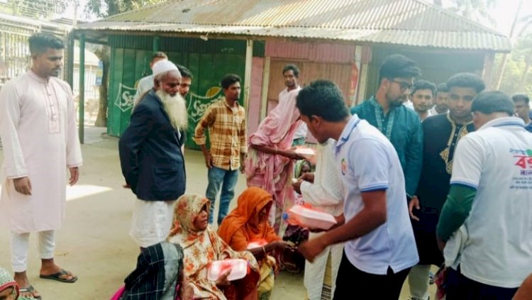 তরুণদের ভালোবাসায় উষ্ণতা, পীরগাছায় শতাধিক অসহায় পেল পেটভরা খাবার