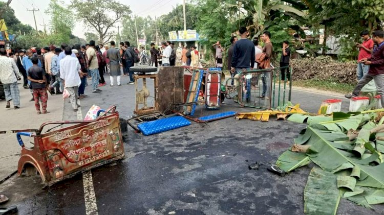 দিনাজপুরে মিনিবাস ও ইজিবাইকের মুখোমুখি সংঘ*র্ষে একই পরিবারের পাঁচজন নি*হত হয়েছেন।