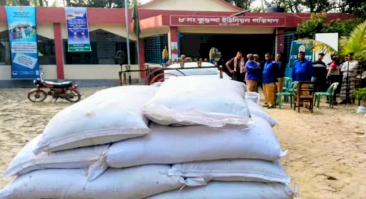 নওগাঁর মান্দায় ৬০ বস্তা রাসায়নিক সার পাচারকালে জব্দ করেন