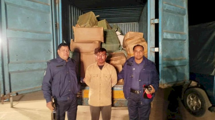 নরসিংদীর শিবপুরে অর্ধ কোটি টাকার প্রসাধনী উদ্ধার করলেন পুলিশ