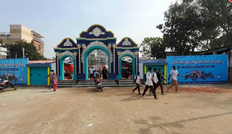 নওগাঁর হাট নওগাঁ উচ্চ বিদ্যালয় স্কুল মাঠে চলছে বাণিজ্য মেলা ,জানেন না প্রশাসন ও সভাপতি