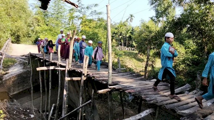 নাইক্ষ্যংছড়ি'র বাইশারী-বড়বিল সংযোগ সড়কের ব্রীজটির বেহাল দশা ভোগান্তিতে সাধারণ জনগণ