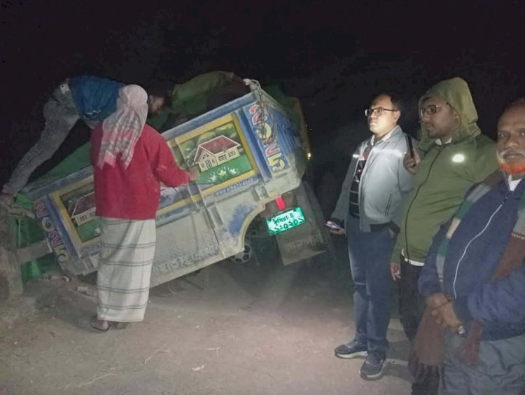 বুড়িচংয়ে ব্রিজের পাটাতন ভেঙে সিমেন্টবোঝাই ট্রাক আটক; যান চলাচল বন্ধ