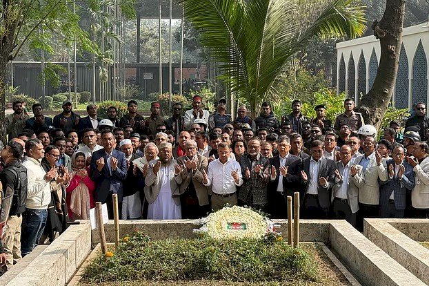 তারেক রহমান ওসমান হাদির কবর জিয়ারত করেছেন। তিনি আহত হননি বলে পঙ্গু হাসপাতালে যাবেন না।