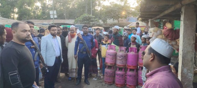 টেকনাফে অতিরিক্ত দামে গ্যাস সিলিন্ডার বিক্রি করায় দুই দোকানী কে জরিমানা
