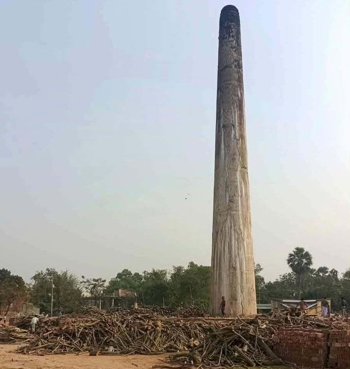 নওগাঁয় অবৈধ ইটভাটায় পুড়ছে খড়ি; গিলে খাচ্ছে জমি