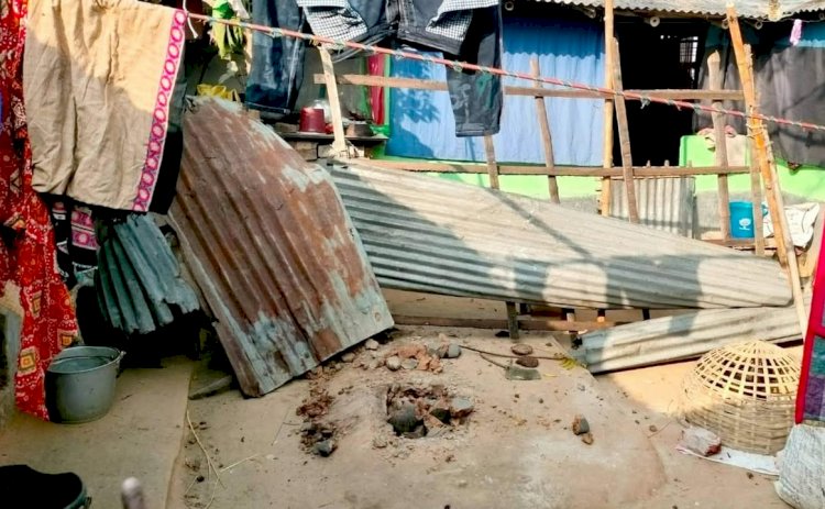 নওগাঁর মহাদেবপুর দেবীপুর-নীচপাড়া গ্রামে প্রভাব খাটিয়ে আঙ্গিনায় চুলা ভেঙ্গে বাড়ি দখল করলেন ইউপি মেম্বার