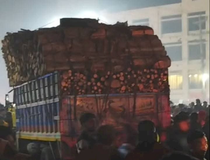 নওগাঁর পত্নীতলায় কাঠবোঝায় ট্রাকচাপায় মোটর সাইকেল আরোহী মা ও মেয়ে মৃত্যু