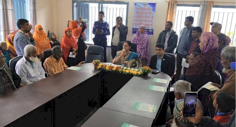 ভোটারদের সঙ্গে মতবিনিময় করলেন জেলা প্রশাসক