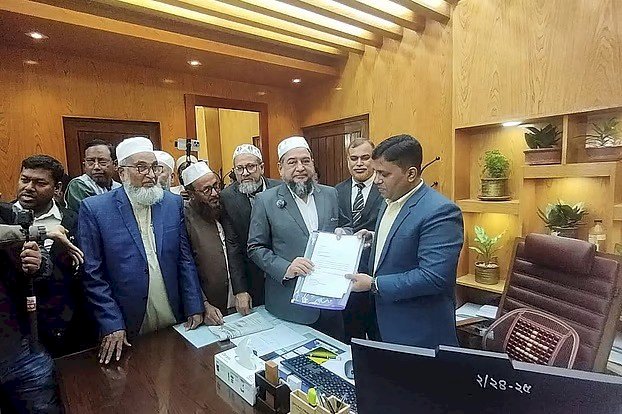 মুফতি ফয়জুল করীমের সমর্থনে প্রার্থীতা প্রত্যাহার করলেন জামায়াতের নেতা।