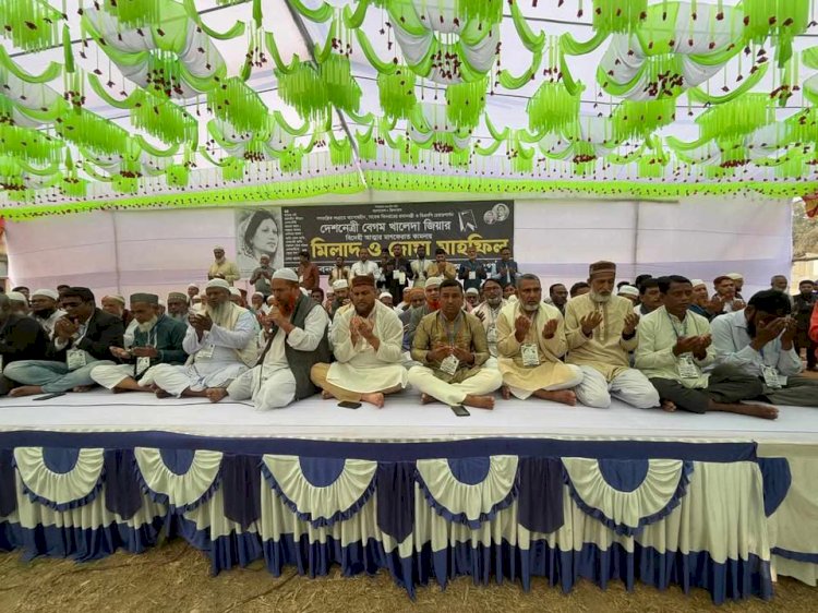 সাভার  উপজেলায়  কুন্ডা হাইস্কুল মাঠ প্রাঙ্গনে  জননেত্রী  বেগম খালেদা জিয়ার বিদেহী আত্মার মাগফেরাত কামনায়  দোয়া ও মিলাদ মাহফিলের  আয়োজন  করা হয়েছে