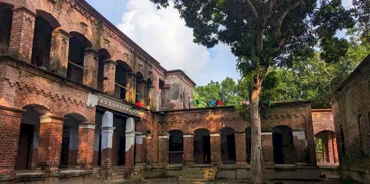 নড়াইলে প্রখ্যাত ঔপন্যাসিক  ডা. নীহার রঞ্জন গুপ্তের শেষ স্মৃতি চিহ্নটুকু হারিয়ে যেতে যেতে বসেছে